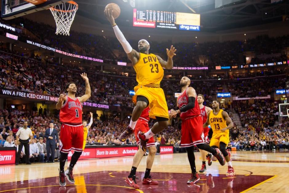 LeBron James impuso su calidad y llevó a los Cavaliers a un triunfo ante los Bulls. (Foto: AFP)