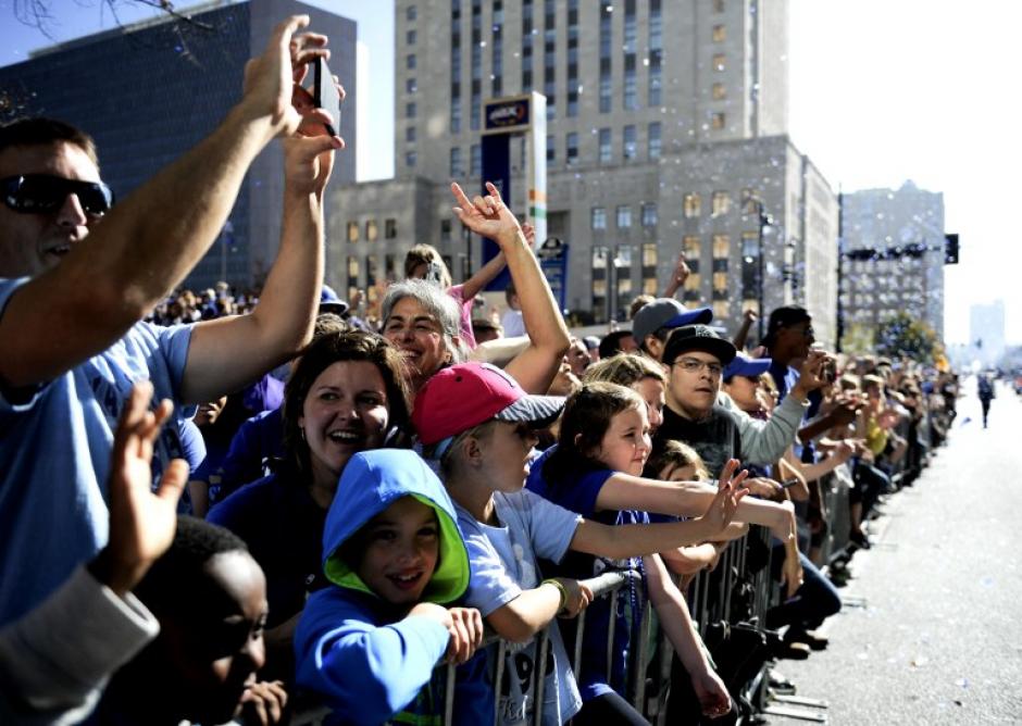 Miles de seguidores de los Royals de Kansas City salieron para homenajear a sus jugadores campeones de la Serie Mundial. (Foto: AFP)