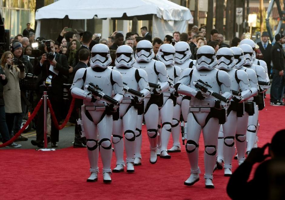 Más de cinco mil invitados se dieron cita en Hollywood para ver la cinta Star Wars: El despertar de la Fuerza. (Foto: AFP)