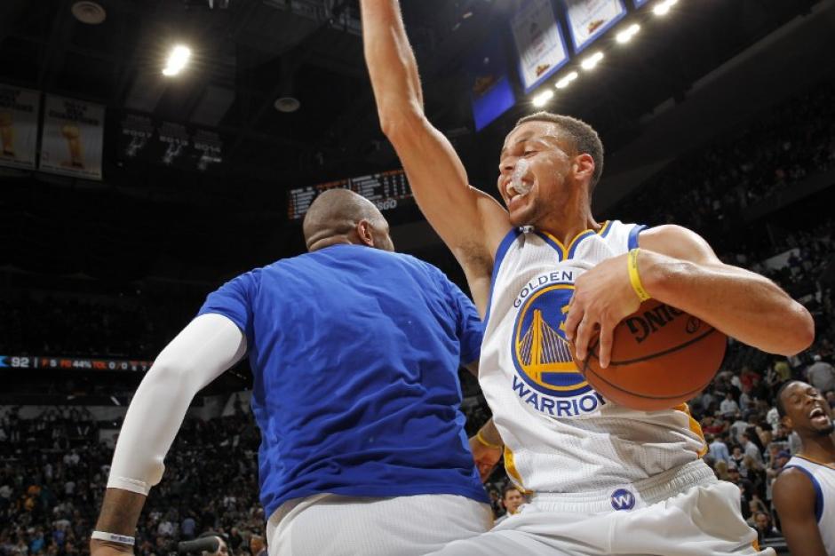 Curry y los Warrios siguen haciendo historia en la NBA. (Foto: AFP)