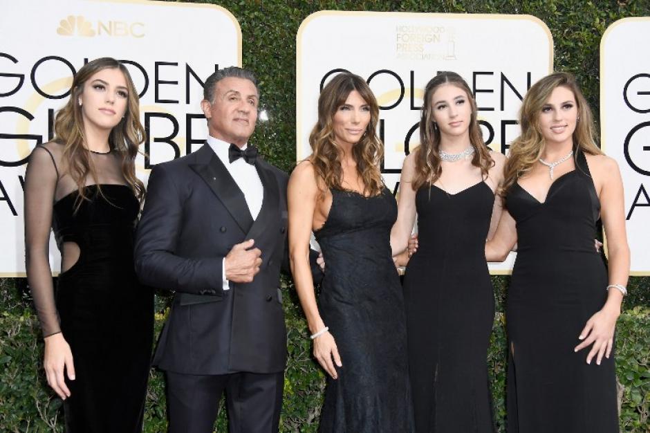 Sylvester Stallone y sus hijas llegaron a la entrega de los Globos de Oro. (Foto: AFP)