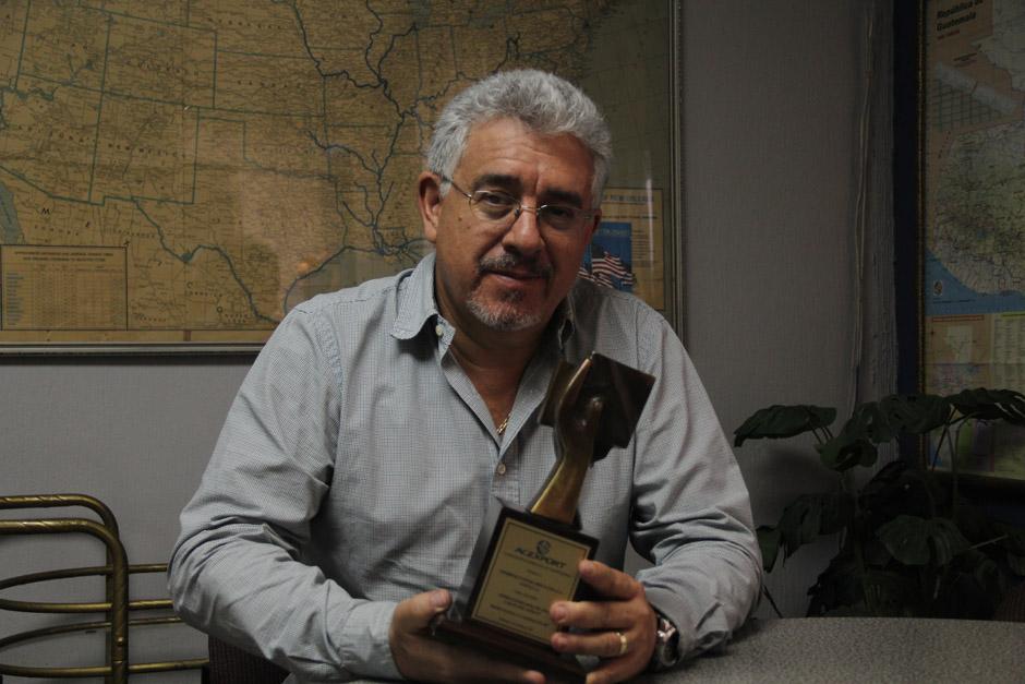 Francisco Menéndez, fundador de Conservas y Congelados e hijo de José René Menéndez, el inventor del Tortrix y creador de Ya Está, sostiene su premio como Exportador del año (Foto: Alexis Batres/Soy502)