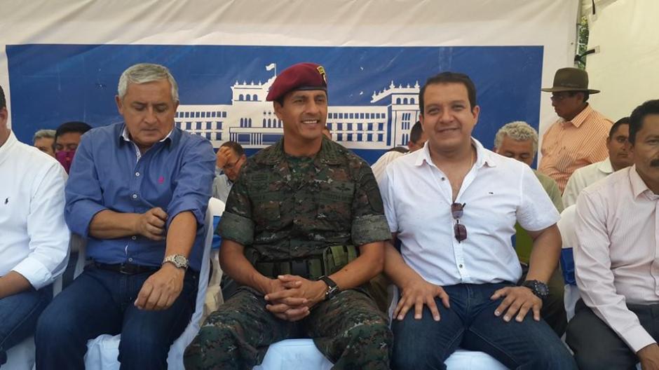José Antonio López (derecha, de camisa blanca), Gobernador de Huehuetenango, podría ser destituido, según anunció la vicepresidenta Roxana Baldetti. (Foto:Facebook)&nbsp;