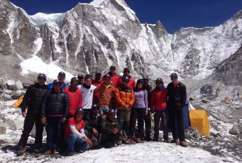 Andrea Cardona junto a su equipo en el campo base del Everest, luego de la tragedia. (Foto: Andrea Cardona)