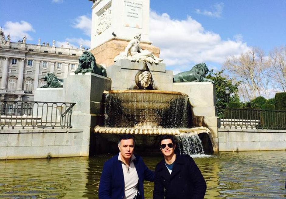 Juan de la Cruz Rodríguez Portillo, junto a su padre Juan de Dios Rodríguez, quien fungía como presidente de la Junta Directiva del IGSS. (Foto Facebook/Juandelacruz Rodríguez Portillo)