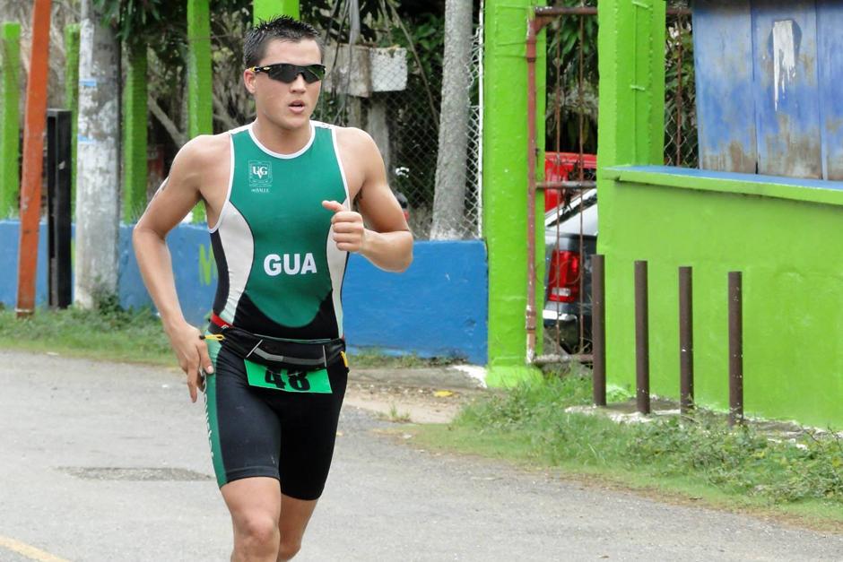 El triatleta guatemalteco, Andrés Fonseca, alcanzó el tercer lugar en la Copa Americana y Campeonato Iberoamericano, en la Habana, Cuba. (Foto: Soy502)