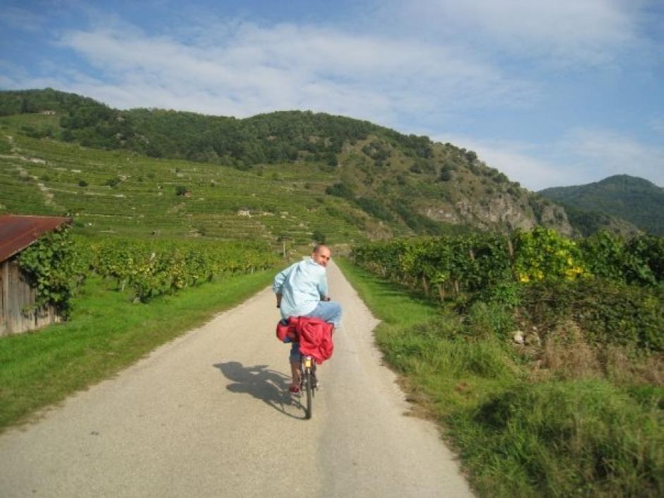 Juan Carlos Llorca, en un viaje en bicicleta. (Foto: Facebook).