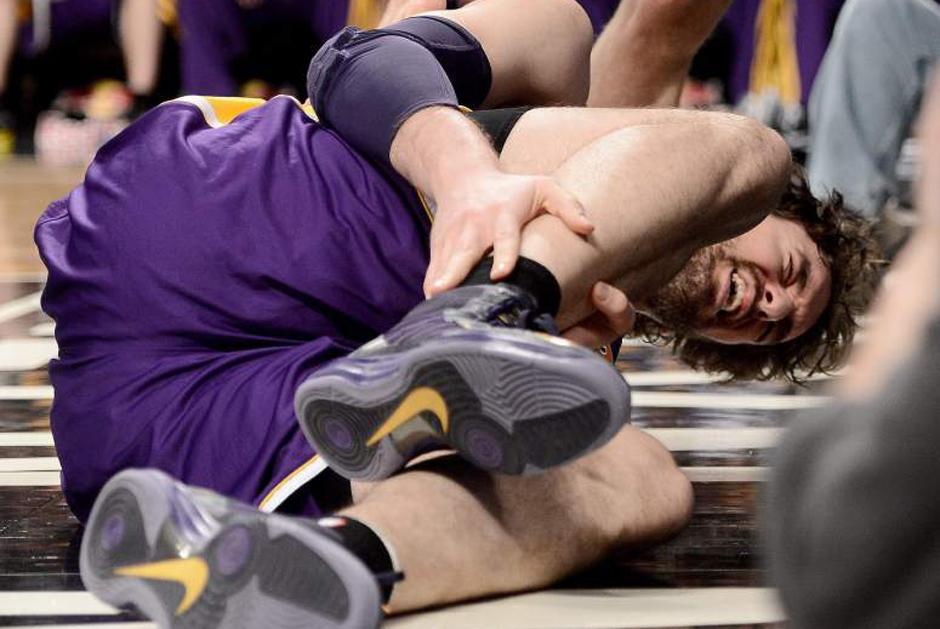 El ala-pívot español de los Lakers, Pau Gasol sufre un esguinse que lo alejaría unos días de las duelas. (AFP)