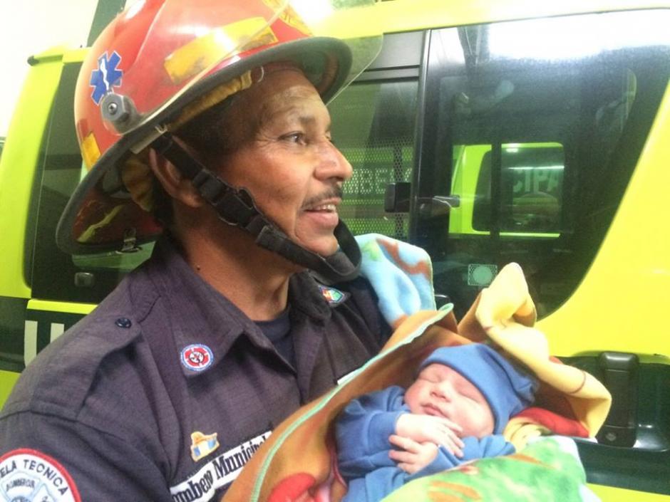 Un recién nacido fue rescatado por Bomberos Municipales en la iglesia Beatas de Belén. (Foto: Bomberos Municipales)&nbsp;