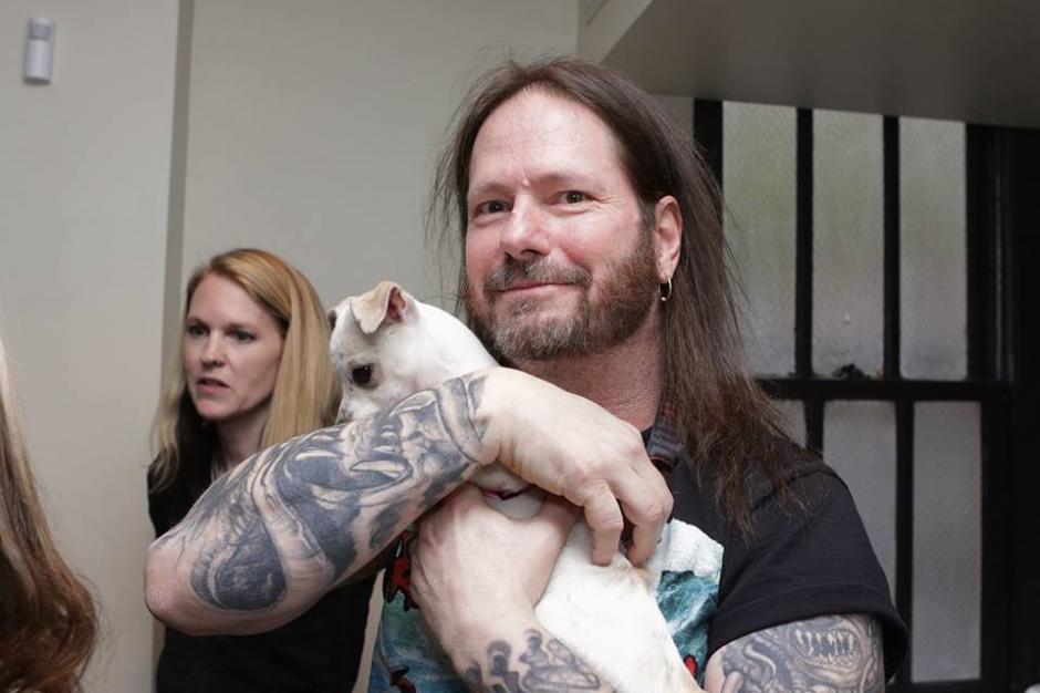 Gary Holt, guitarrista de Exodus y Slayer, se derritió al conocer a "Love Stuff". (Foto: Montley Zoo Animal Rescue) 