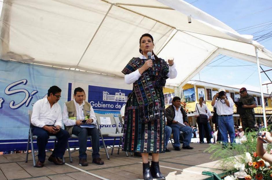 La vicepresidenta Roxana Baldetti entregó en Sololá alimentos a familias afectadas por la canícula. &nbsp;