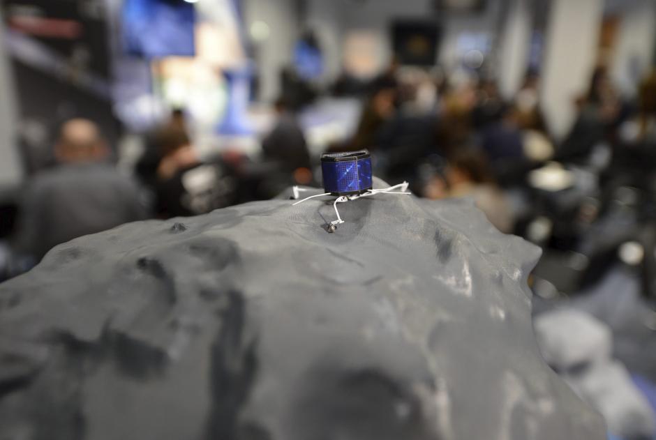 Una maqueta representa el aterrizaje del módulo Philae sobre el cometa 67P/ Churyumov-Gerasimenko durante una presentación a la prensa en el centro de control de satélites de la Agencia Espacial Europea (ESA) en Darmstadt (Alemania). (Foto: EFE/Archivo)