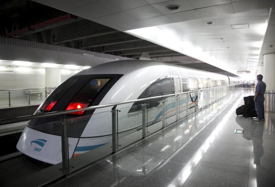 Un pasajero espera para acceder al tren Maglev de levitación magnética (el más rápido del mundo en uso comercial) en una estación de Shanghai, China. (Foto: EFE/Archivo)