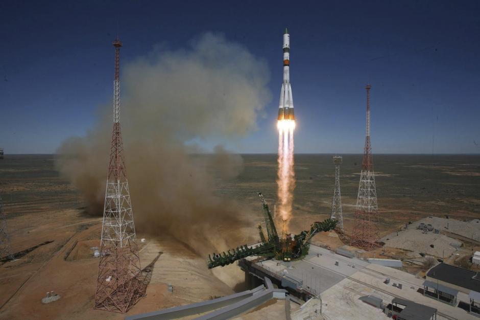 Fotografía facilitada por prensa de Roscosmos, la agencia espacial rusa, que muestra la nave de carga Progress M-27M con suministros para la Estación Espacial Internacional (EEI), tras ser lanzada desde el cosmódromo de Baikonur (Kazajistán). (Foto: EFE/Roscosmos)