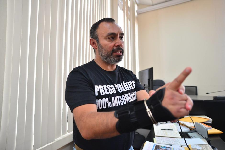 El reo Byron Lima Oliva al encontrarse a Otto Pérez Junior en la torre de Tribunales quiso saludarlo, pero el hijo del Presidente atendía una llamada y no le prestó atención. (Foto: Wilder López/Soy502)