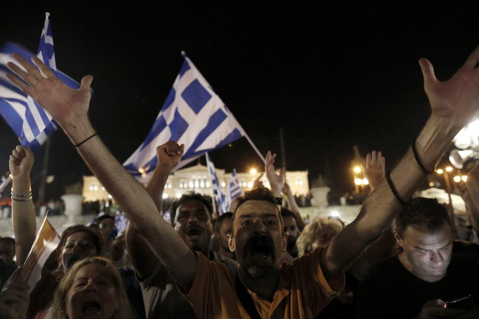 Miles de griegos salieron a las calles a celebrar el resultado del referéndum. (Foto: EFE)