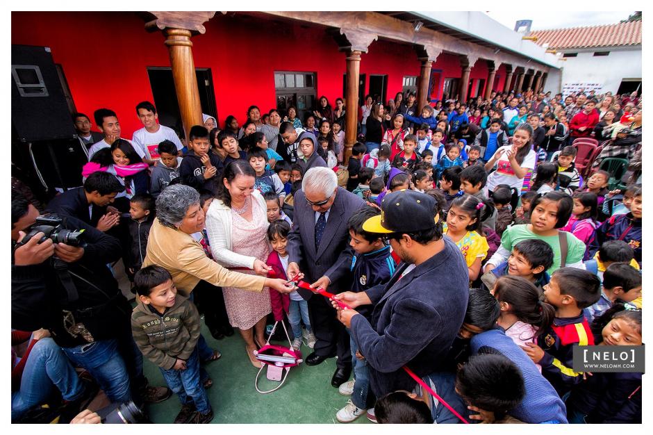 Juan Pablo Romero, su padre y varios niños, fueron los encargados de cortar la cinta simbólica en señal de apertura del nuevo centro educativo de "Los Patojos". (Foto: Cortesía Nelo Mijangos)