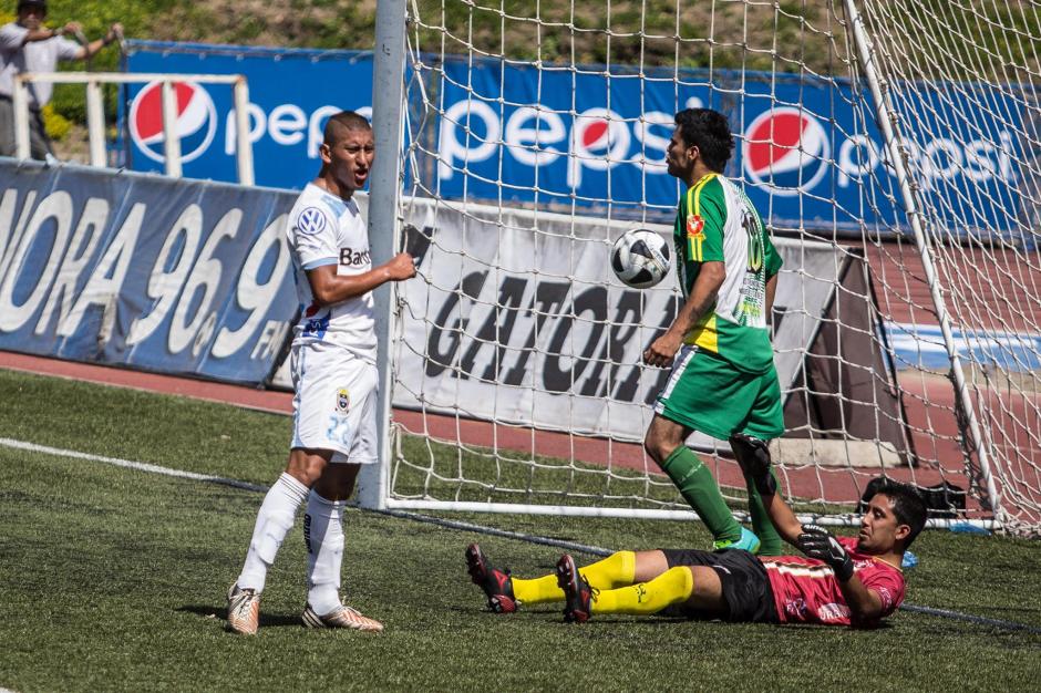 El defensa crema, que jugaba con el equipo de la Primera División, festeja su último gol con el equipo. (Foto: Club Comunicaciones)