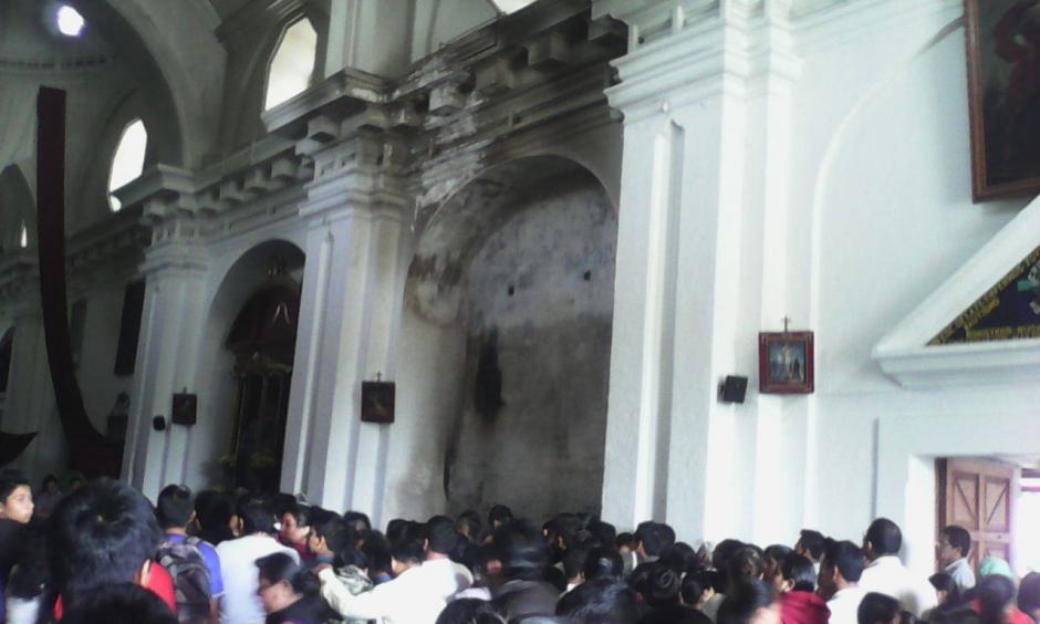 Los católicos llegaron para encontrarse con los daños que el incendio provocó en las imágenes. (Foto: Televos)