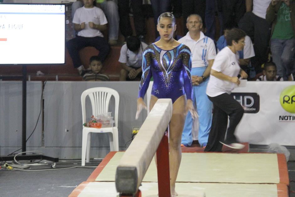 La gimnasta nacional, Ana Sofía Gómez marcó doble medalla de oro para Guatemala en los Juegos Bolivarianos 2013. (AFP)