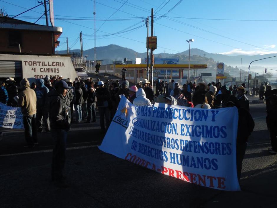 Campesinos bloquean el paso por Cuatro Caminos. (Foto: Codeca)