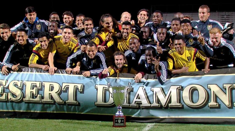 Elías Enoc (derecha) celebra junto a su equipo (Real Salt Lake) el triunfo en la Copa Desert Diamond. (Foto: Facebook/ Real Salt Lake)