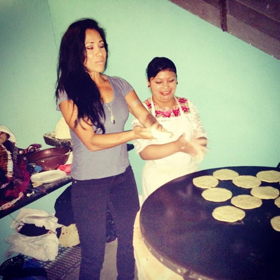 La presentadora mexicana se tomó el tiempo para aprender a hacer unas tortillas al mejor estilo guatemalteco.&nbsp;