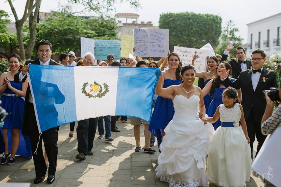 La pareja tenía previsto hacerse una sesión de fotos en el Parque Central de Antigua Guatemala, pero no se imaginó que se realizaba la manifestación. Eso no fue obstaculó, ya que se sumaron a la protesta. (Foto: Eventos Memorables/José Fares)&nbsp;