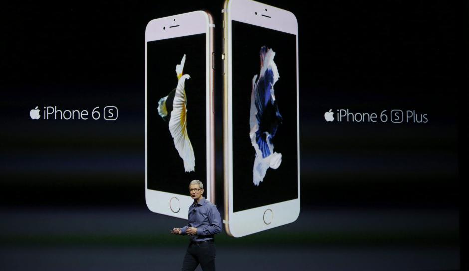 El consejero delegado de Apple, Tim Cook, presenta las versiones actualizadas del iPhone 6S y del iPhone 6S Plus durante un evento en el auditorio Bill Graham Civic de San Francisco, California, Estados Unidos. (Foto: EFE)