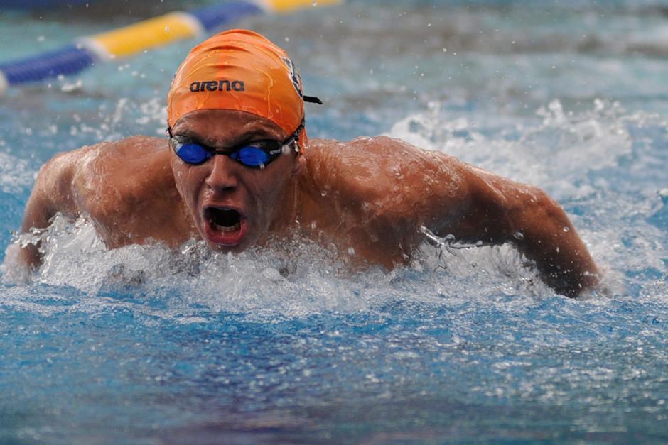 Luis Carlos logró algo inédito en la natación guatemalteca, la marca A para unos Juegos Olímpicos, ¡y para la historia! Compartió podio con el mejor nadador del mundo, Michael Phelps. (Foto: Archivo)