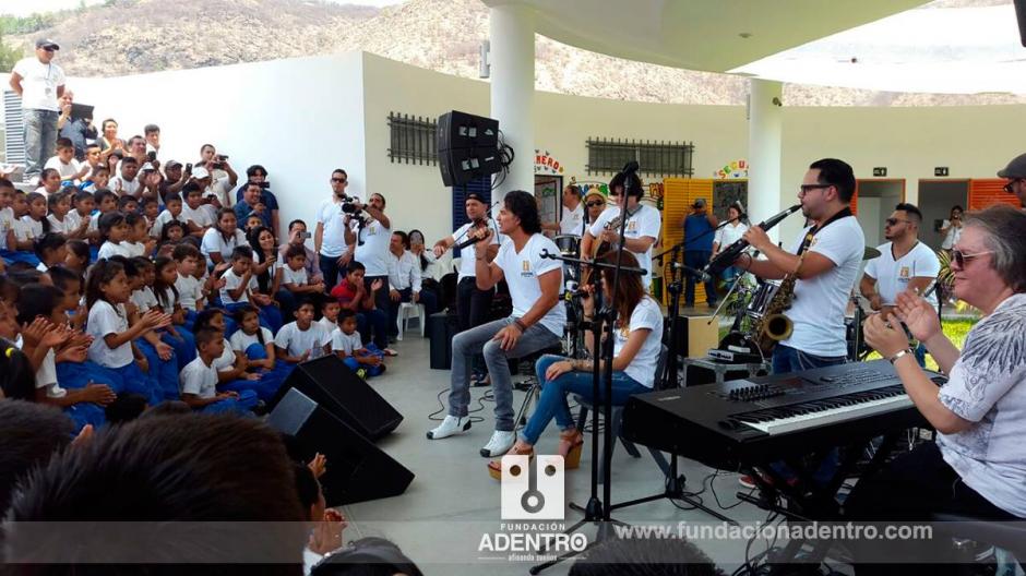 El cantautor cautivó a todos los niños con su música y su mensaje de esperanza. Luego los llevó a jugar basquetbol. (Foto: Fundación Adentro)