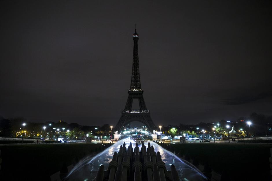 Vista de la Torre Eiffel el sábado tras los atentados de París. (Foto:EFE)
