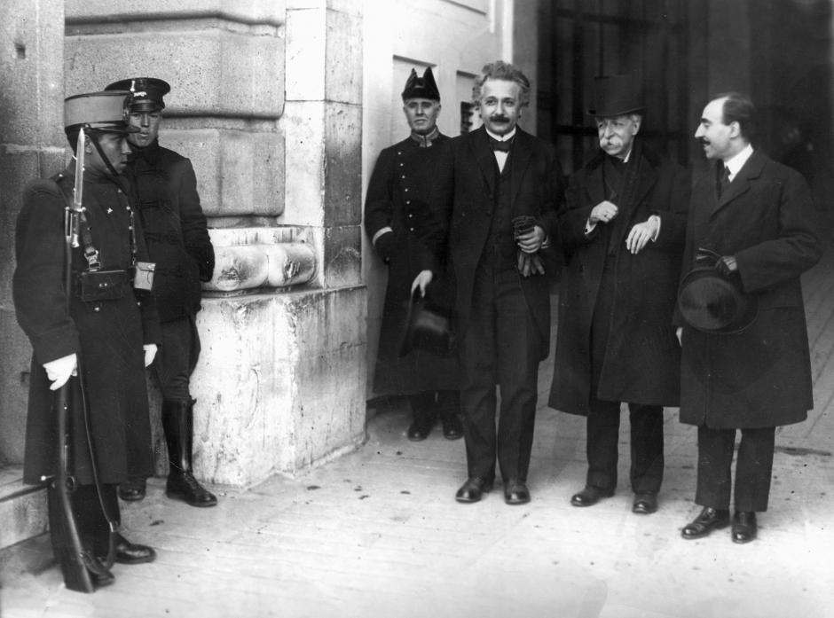 El investigador alemán Albert Einstein (3º d), acompañado del catedrático José Rodríguez Carracido (c) abandona el Palacio Real tras la audiencia que mantuvo con el rey Alfonso XIII. (Foto: EFE/Archivo)