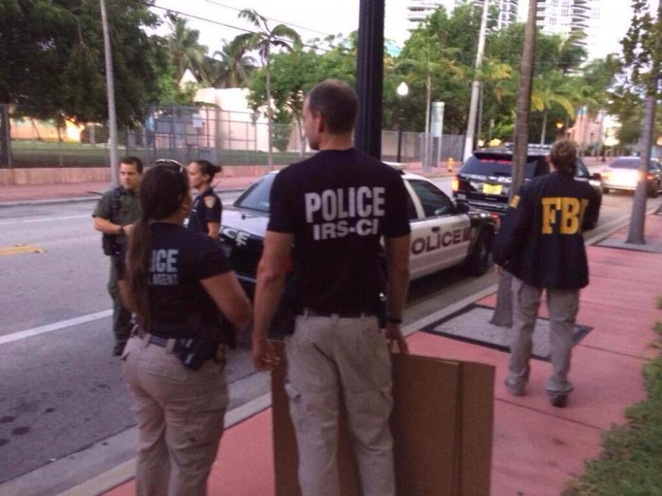 Agentes del FBI afuera de las oficinas de la CONCACAF en Miami Beach, Florida. (Foto: Twitter)