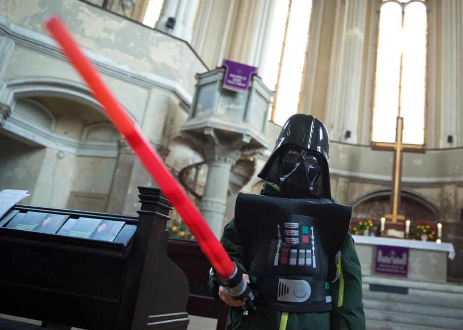 Pocos domingos se había visto tan llena la pequeña iglesia protestante de Sión, en el céntrico barrio berlinés de Mitte, que acogió una misa "Star Wars" con la que dos vicarios animaron a los feligreses a permanecer alejados del "lado oscuro". (Foto. EFE)