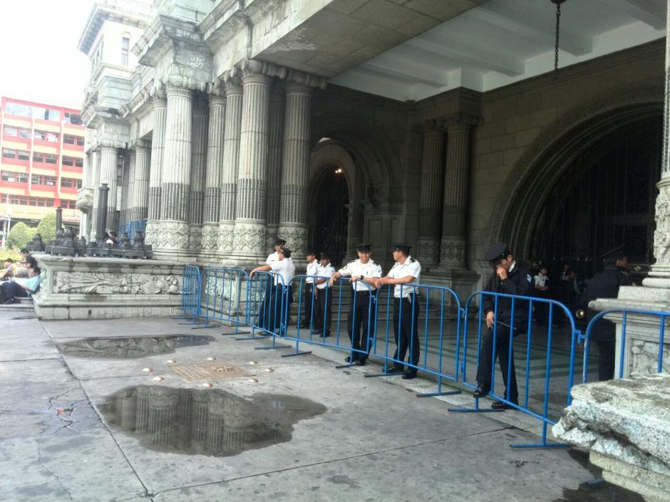 Agentes de la Policía Nacional Civil respaldan a las vallas colocadas en el Palacio Nacional. (Foto Gustavo Méndez/Soy502)