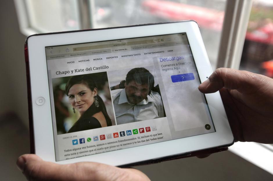 Una mujer observa fotografías de la actriz mexicana Kate del Castillo y el narcotraficante Joaquín "el Chapo" Guzmán en los portales de noticias de todo el mundo donde se habla de la presunta relación entre ambos personajes. (Foto: EFE/Archivo)