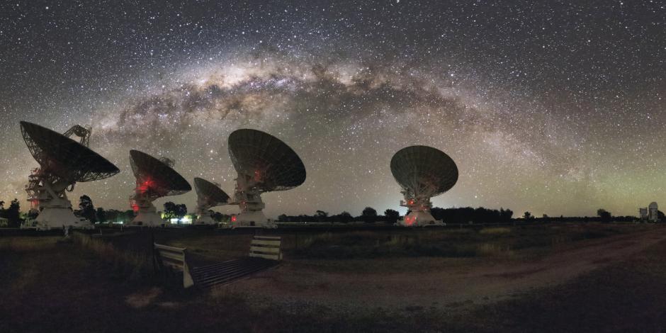 Fotografía facilitada por CSIRO, de una vista general del complejo de telescopios COMPACT ARRAY de CSIRO a la luz de la Vía Láctea. (Foto: EFE)