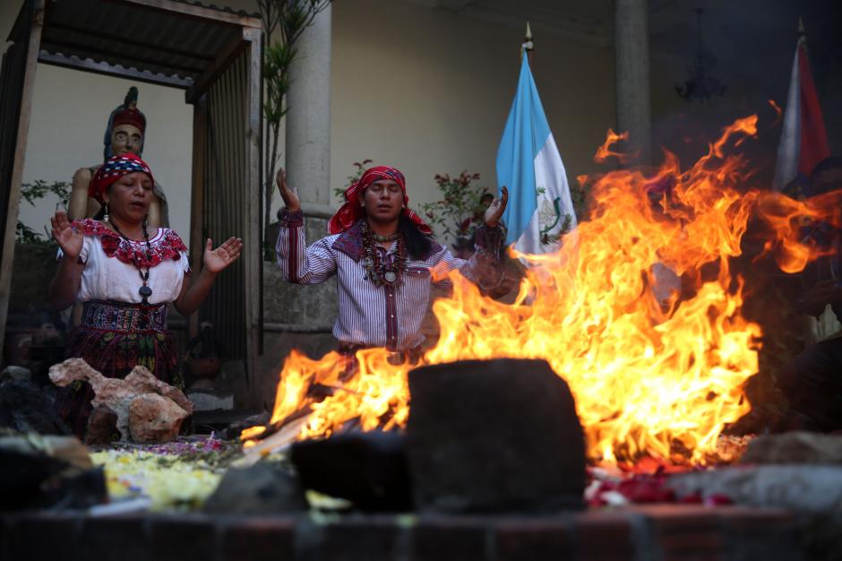 En la ceremonia se invocó al dios Ajau. (Foto: EFE)