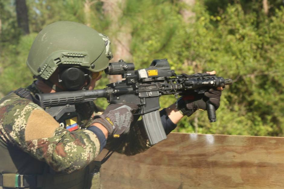 Representante del ejército colombiano, equipo ganador de la competición, durante una prueba de tiro. (Foto: SOCSOUTH)