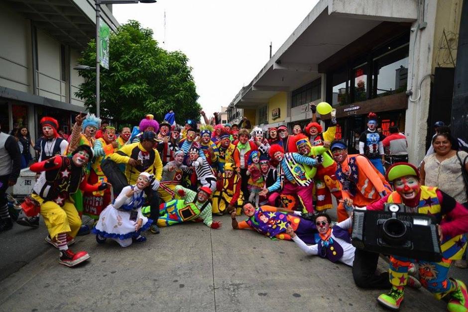 Los payasos desfilaron por la Sexta Avenida de la zona 1 llevando alegría a los transeúntes del Centro Histórico. (Foto: Wilder López/soy502)&nbsp;