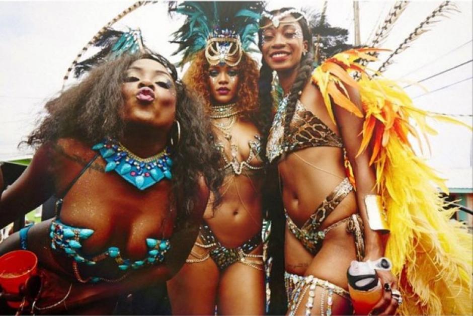 Rihanna posa junto a otras bailarinas en el Carnaval de Barbados. (Foto: eldiariony.com)