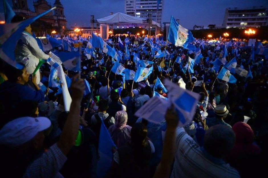 Guatemaltecos continúan protestando para exigir la renuncia del presidente Otto Pérez Molina. (Foto: Wilder López / Soy502)