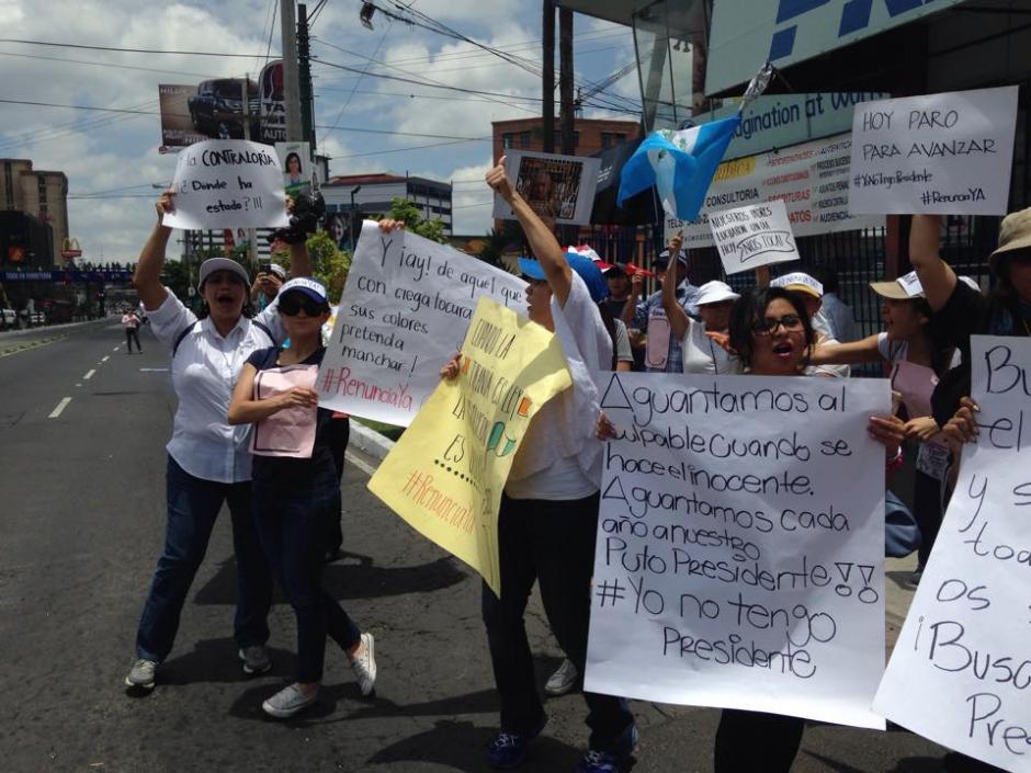En la hora del almuerzo, varios trabajadores aprovecharon el receso para apoyar las protestas. (Foto: Fredy Hernández/Soy502)