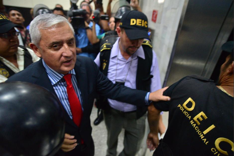 El expresidente de Guatemala Otto Pérez Molina salió custodiado por agentes policiales rumbo a Matamoros. (Foto: Wilder López/Soy502)