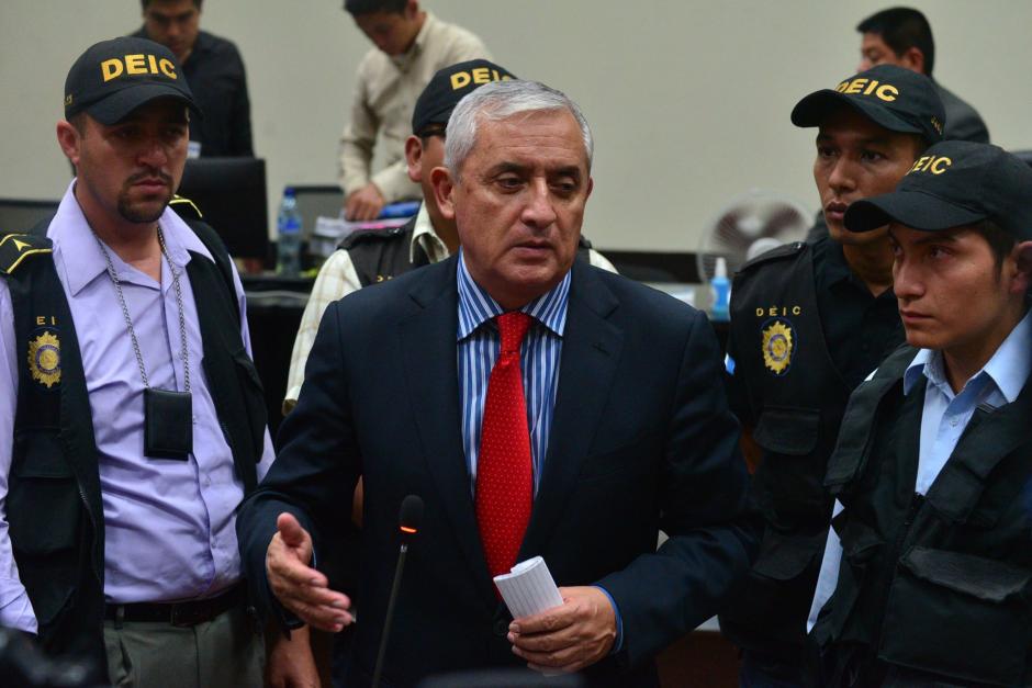 Otto Pérez Molina se dirigió a los medios tras suspenderse la audiencia de primera declaración. (Foto: Alexis Batres/Soy502)