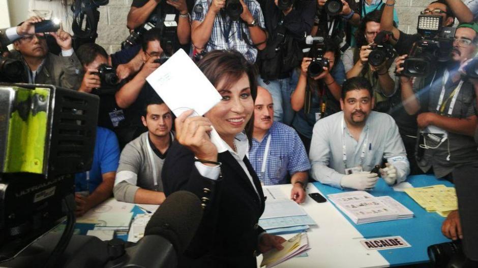 La candidata presidencial Sandra Torres del partido Unidad Nacional de la Esperanza ya emitió su voto en la zona 15 capitalina. (Foto: Carmen Carrillo/ Soy502)