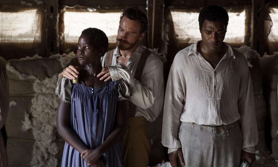 "12 años de esclavitud" ganó el premio a mejor película en la ceremonia del 2 de marzo de 2014. Basada en la autobiografía de Solomon Northup, un hombre afroamericano que fue secuestrado en el Distrito de Columbia en 1841 para ser vendido como esclavo.