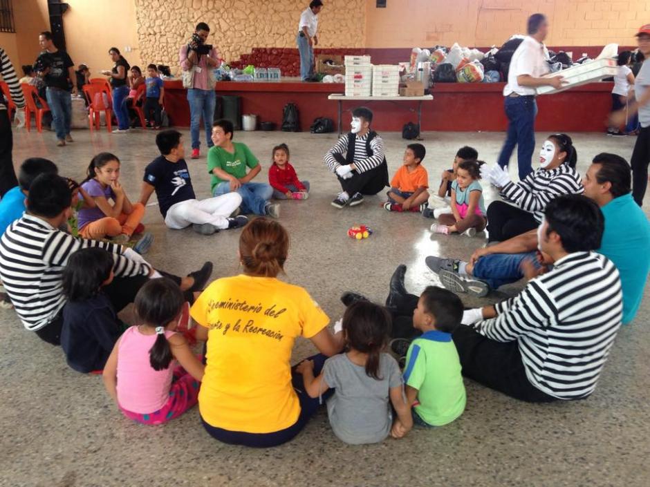 Niños que se encuentran en el albergue en el Salón Comunal en Santa Catarina Pinula reciben apoyo terapeútico luego de la tragedia en Cambray. (Foto: Fredy Hernández/Soy502)