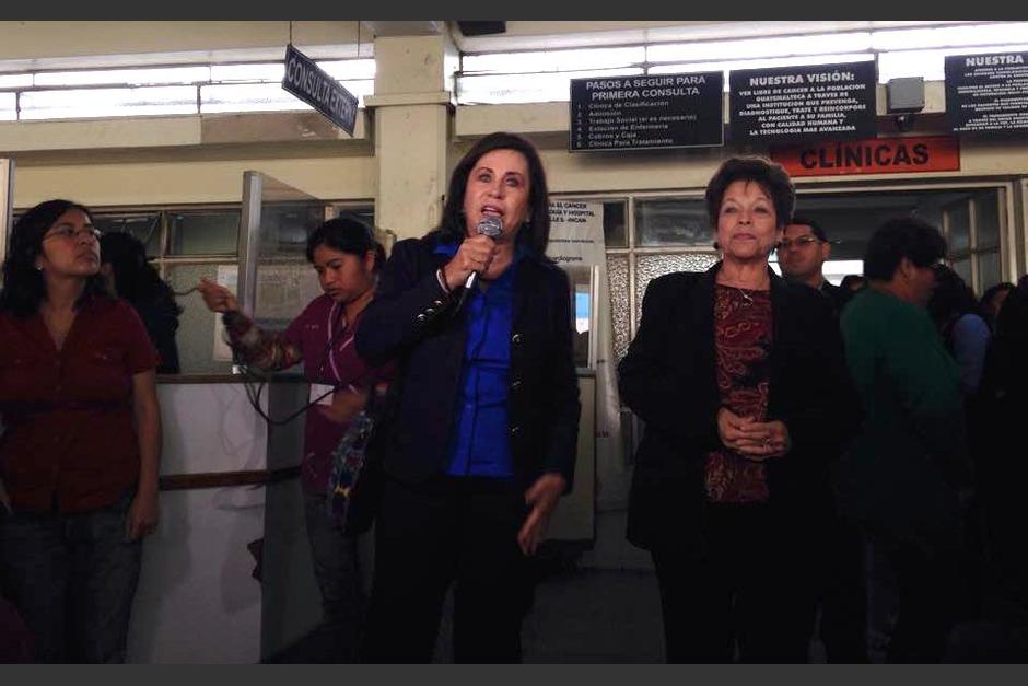 Sandra Torres no dejó escapar la oportunidad para acercarse a los pacientes en el Incan. Sin embargo, dos mujeres criticaron su proceder para participar en la competencia electoral. (Foto: Fredy Hernández/Soy502)